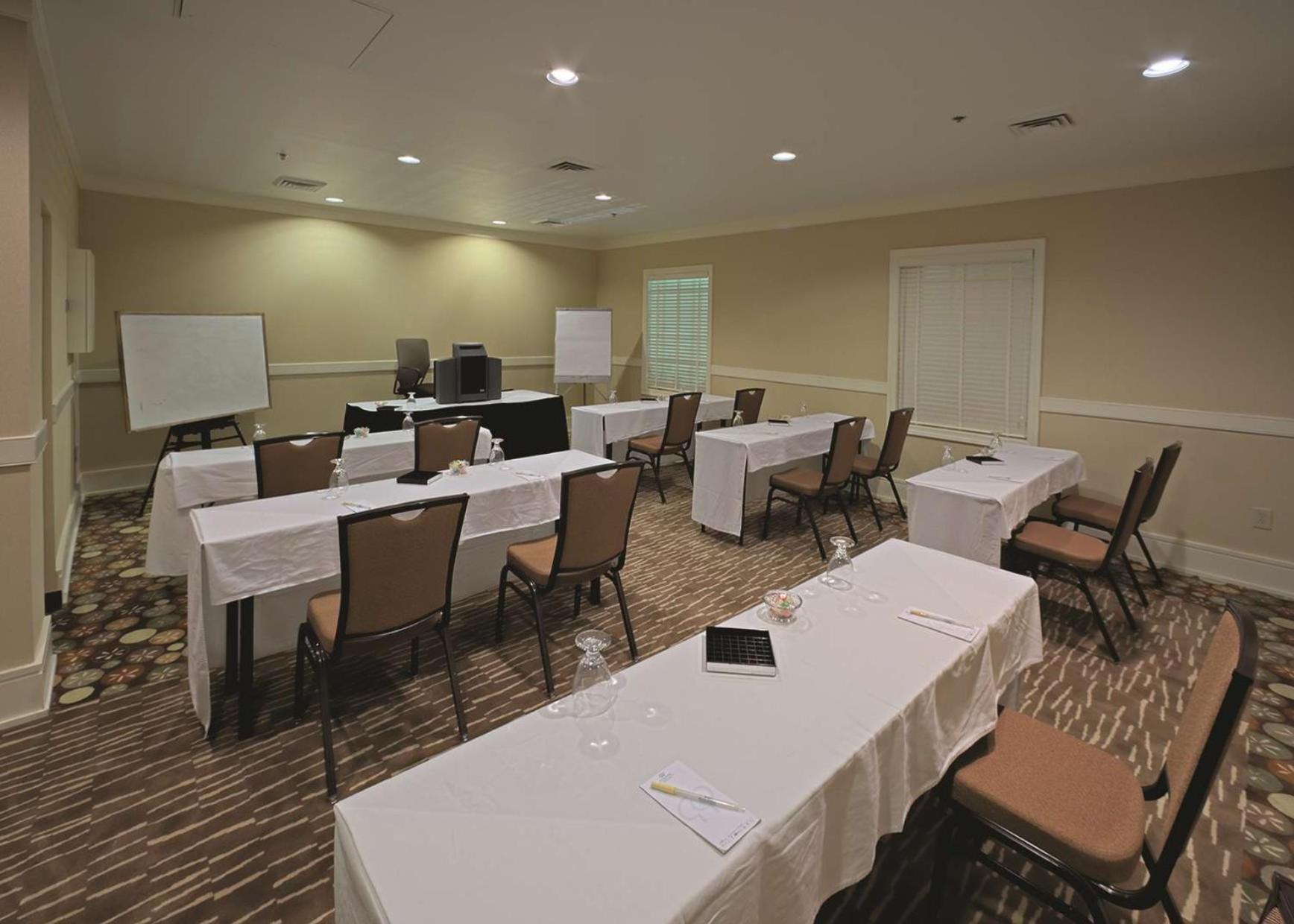 Doubletree Suites By Hilton At The Battery Atlanta Смирна Экстерьер фото